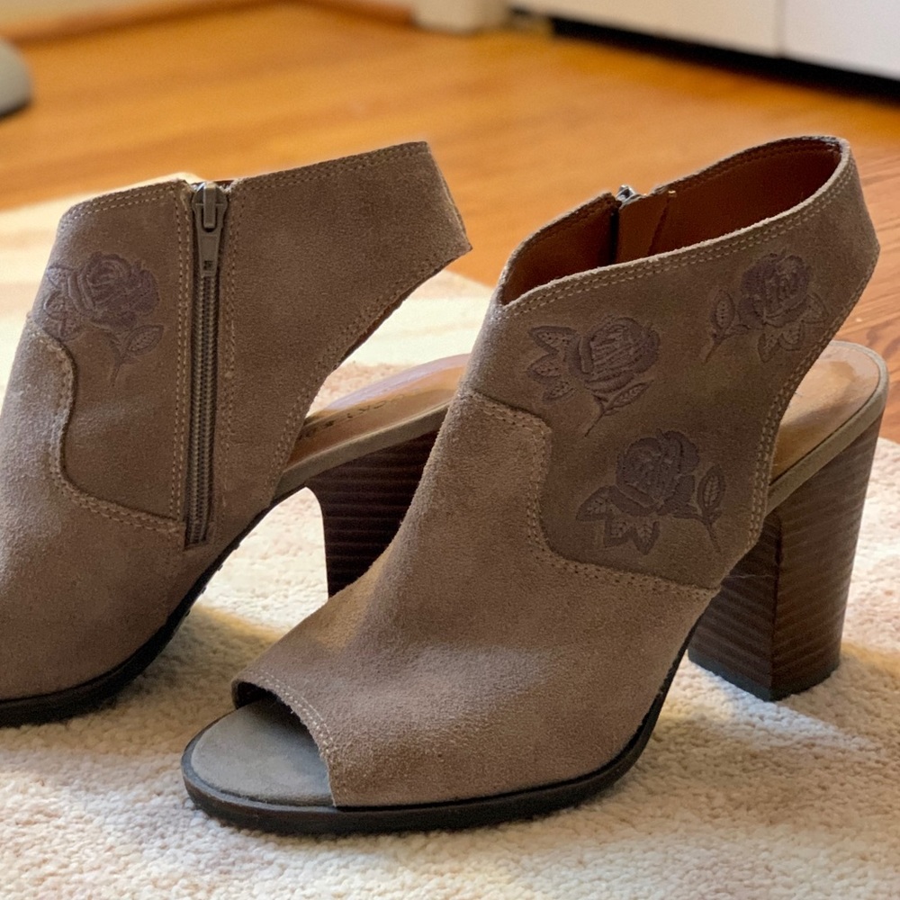 Tan suede heeled boots, floral embroidered